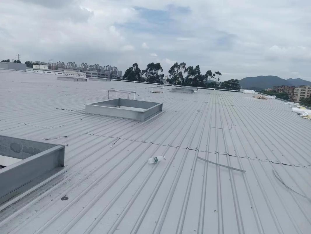 鋼結(jié)構(gòu)屋面防水保溫工程施工全流程解析 從材料吊裝準備到精準安裝